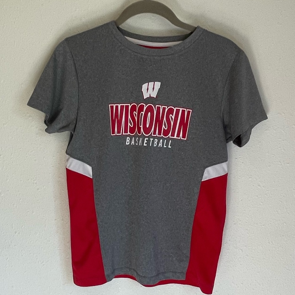 Wisconsin Badgers Basketball Kids Athletic T-shirt Size Large 12/14